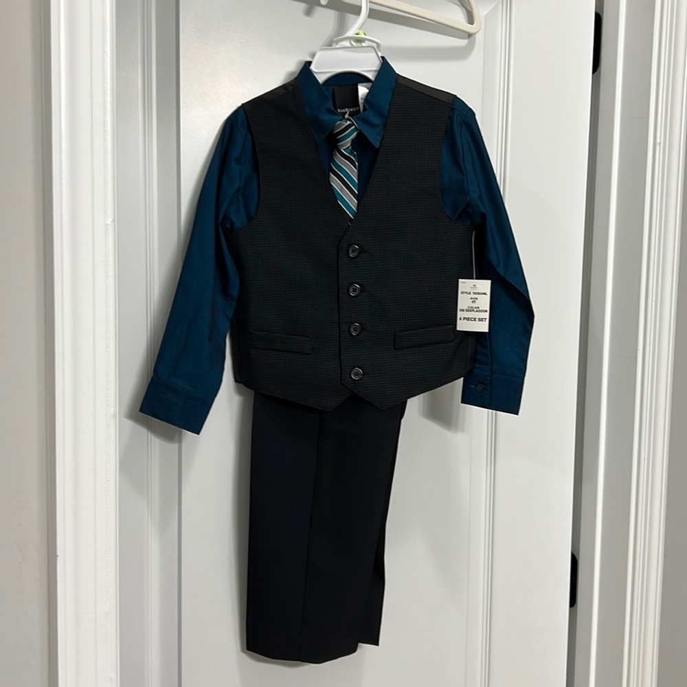 NWT Boys 4 piece suit size 4T